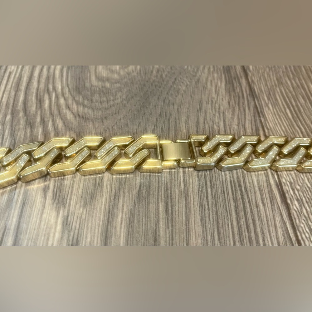 Large Gold Chain - Picture 4 of 5